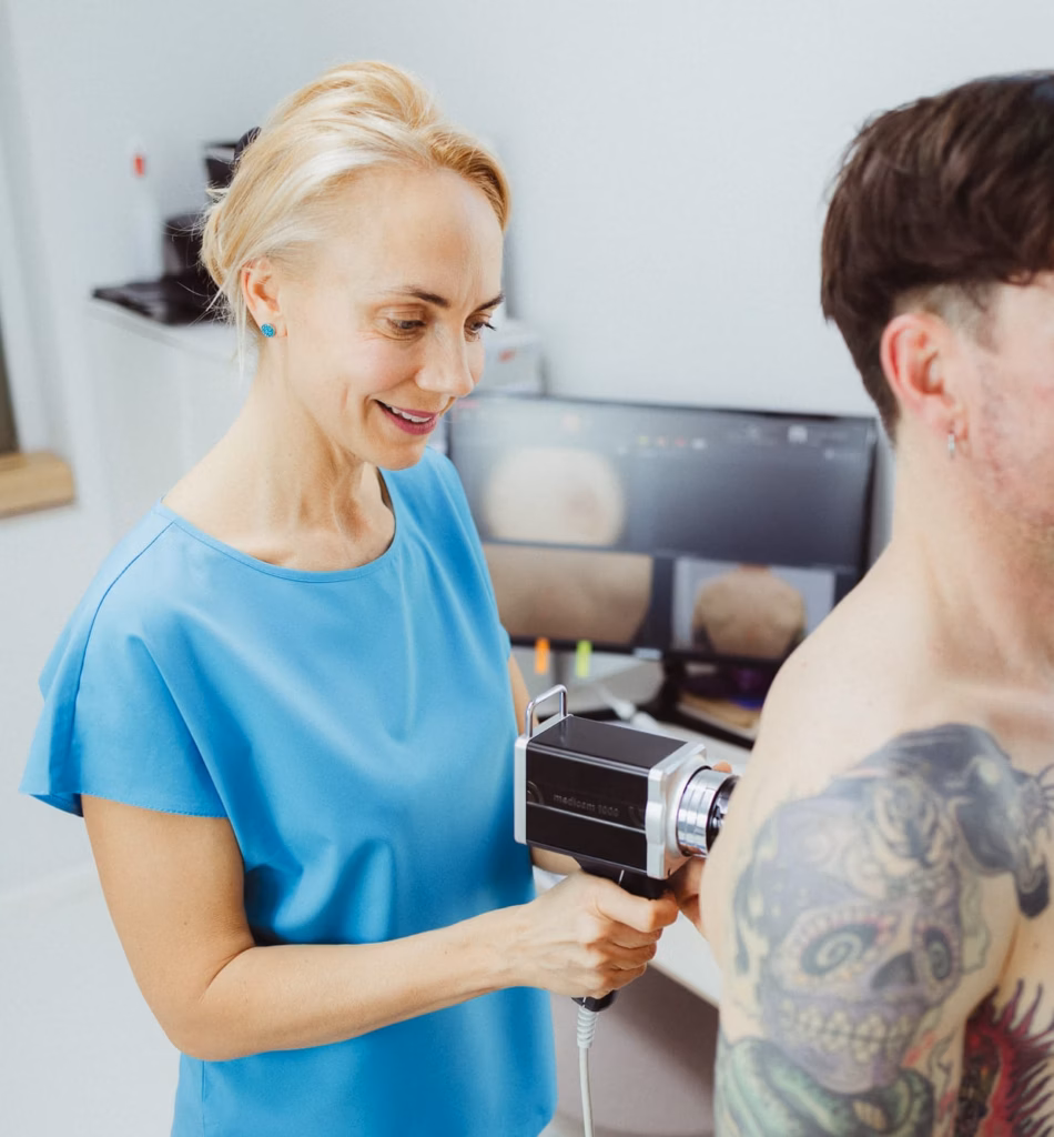 Ärztin benutzt Fotofinder zur Hautanalyse